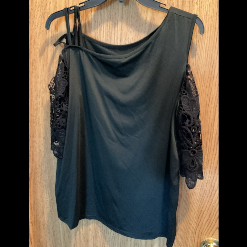 Cold shoulder blouse with lace sleeves